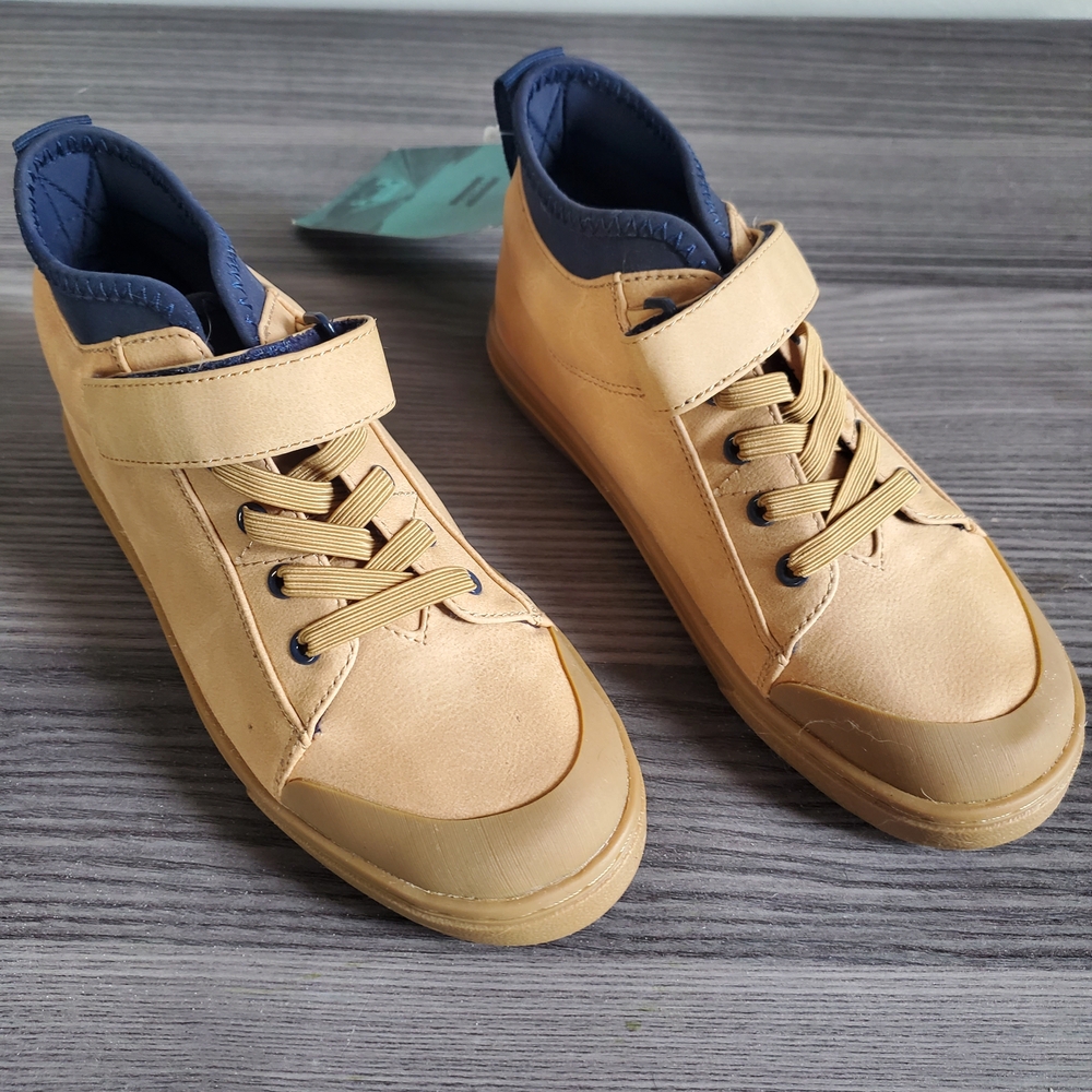 TOMS Kids Sneakers in Tan and Navy - Picture 2 of 5